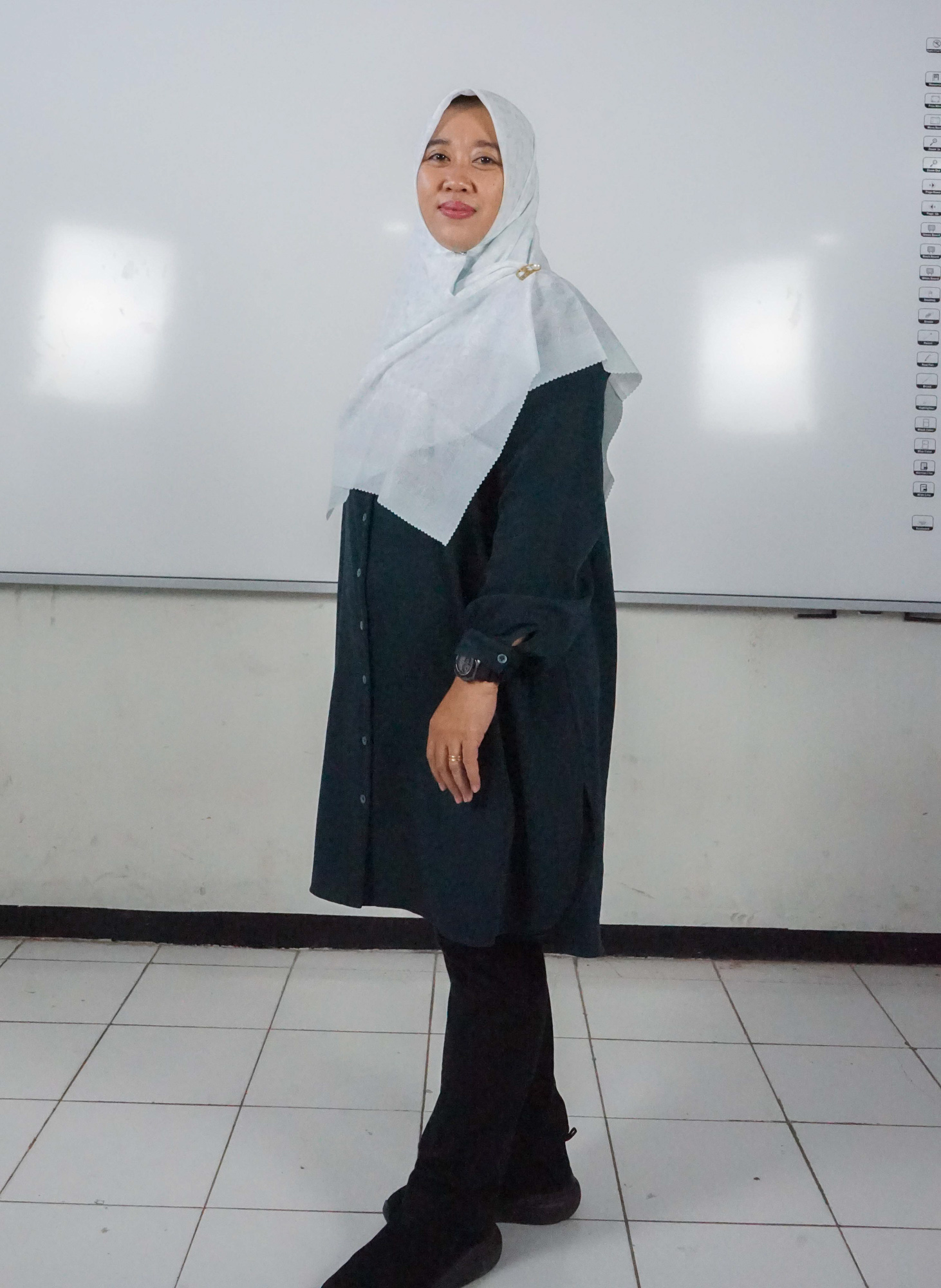 Bu Nur Trihastuti - Staff Name - SMAN 21 Bandung class 2025